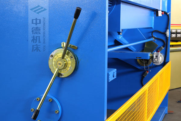 ZDS-2032剪板機刀片間隙手動調節器，刻度清淅，調節省力又簡便.jpg