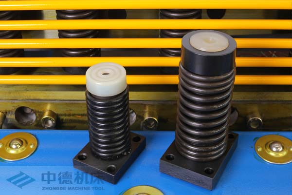 ZDS-2032采用高品質壓料油缸，不滲油不會在板材表面留有油污.jpg