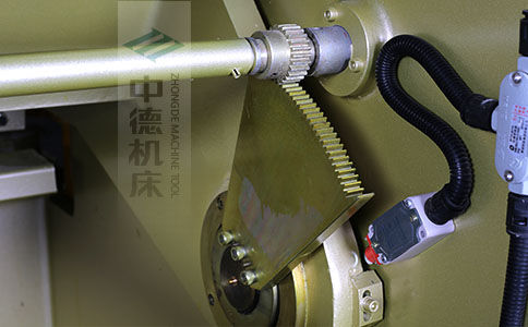 ZDS-640采用高精度刀片間隙調(diào)節(jié)齒輪，經(jīng)過淬火高硬度又耐磨，表面鍍鋅不生銹，長年累月使用依然有很高的調(diào)節(jié)精度.jpg