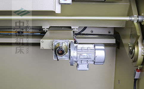 ZDS-640剪板機(jī)后檔料結(jié)構(gòu)，平行度高，并采用國內(nèi)一流品牌軸承，耐磨抗壓壽命長.jpg